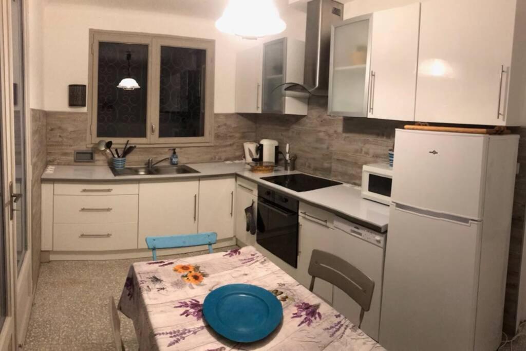 Villa Calme, Climatisee, Piscine, A 2 Pas Du Centre LʼIsle-sur-la-Sorgue Eksteriør billede